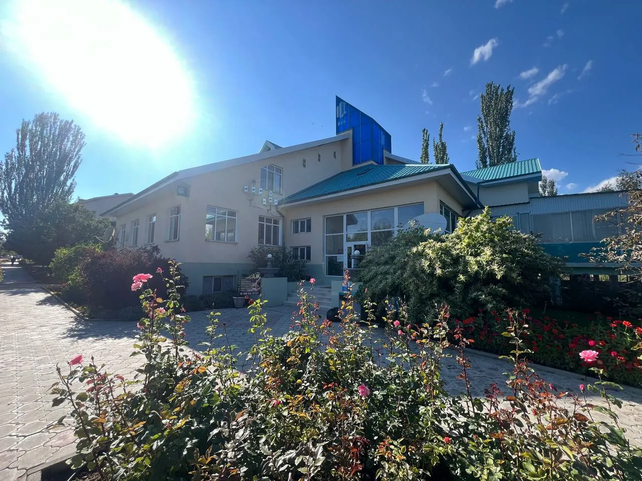 Главный корпус Три Короны